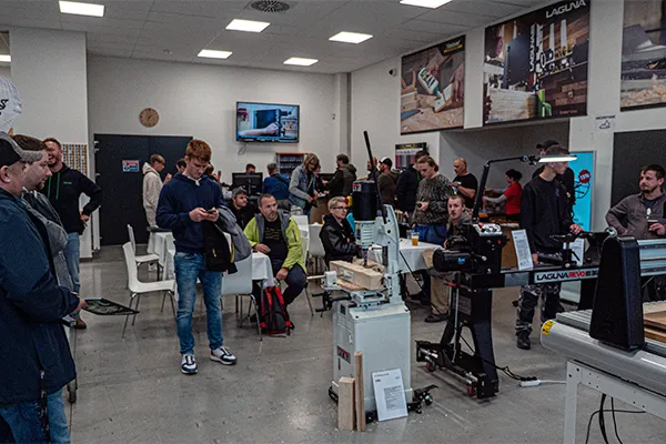 Zsúfolt bemutatóterem az IGM-ben a Festool Roadshow 2025 során