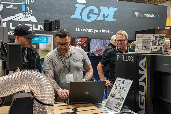 Ronny Wohlfarth az IGM i2R CNC marógép és a Laguna PFlux1 porelszívó bemutatóján